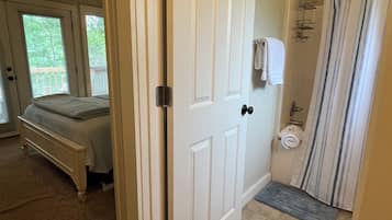 3 bedrooms, travel crib, WiFi, bed sheets