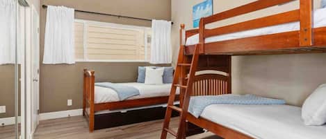 3 bedrooms, desk, iron/ironing board, free WiFi