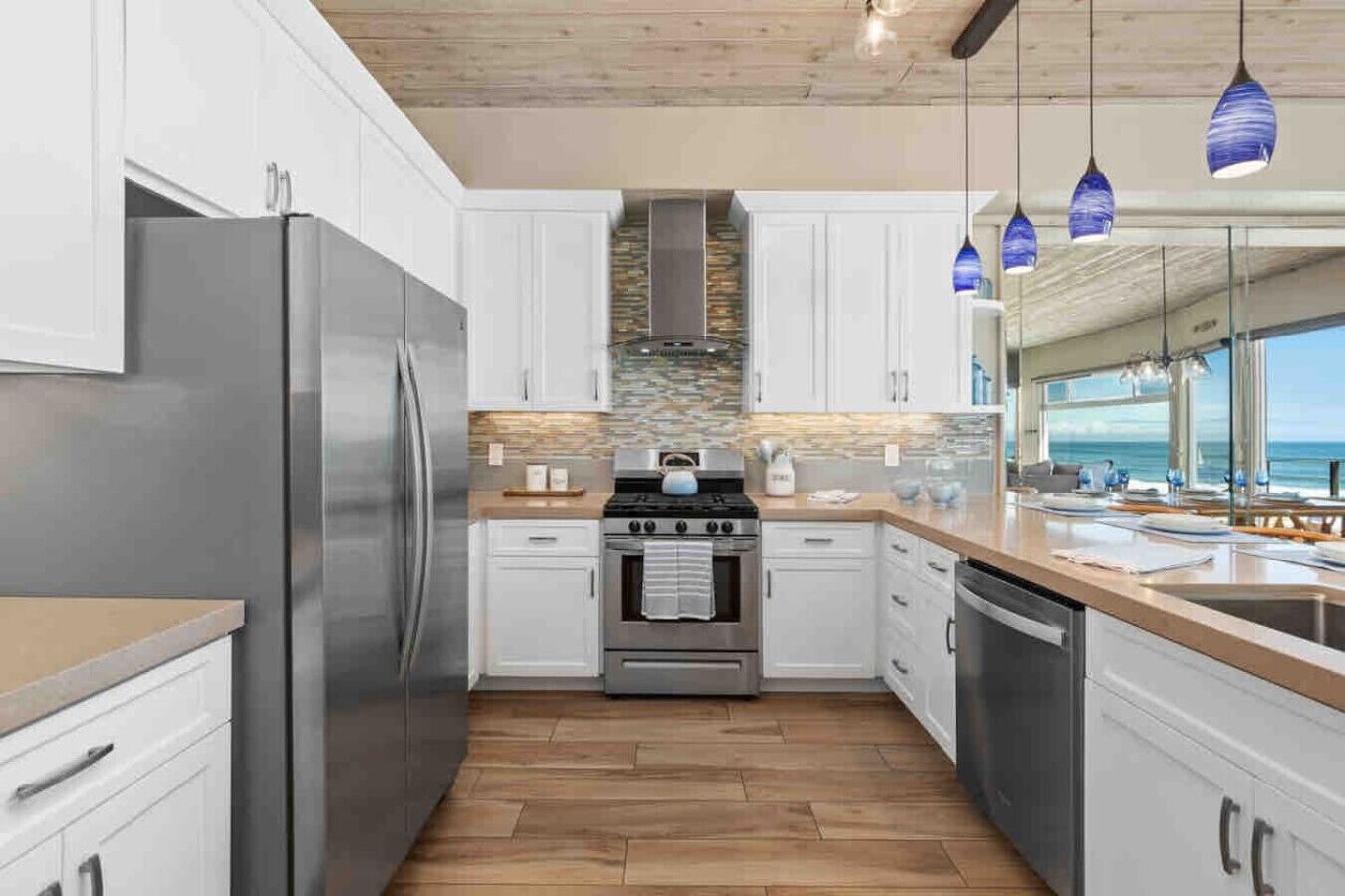 Jääkaappi, mikroaaltouuni, uuni, liesi