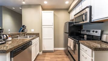 Køleskab, mikrobølgeovn, ovn, kogeplade