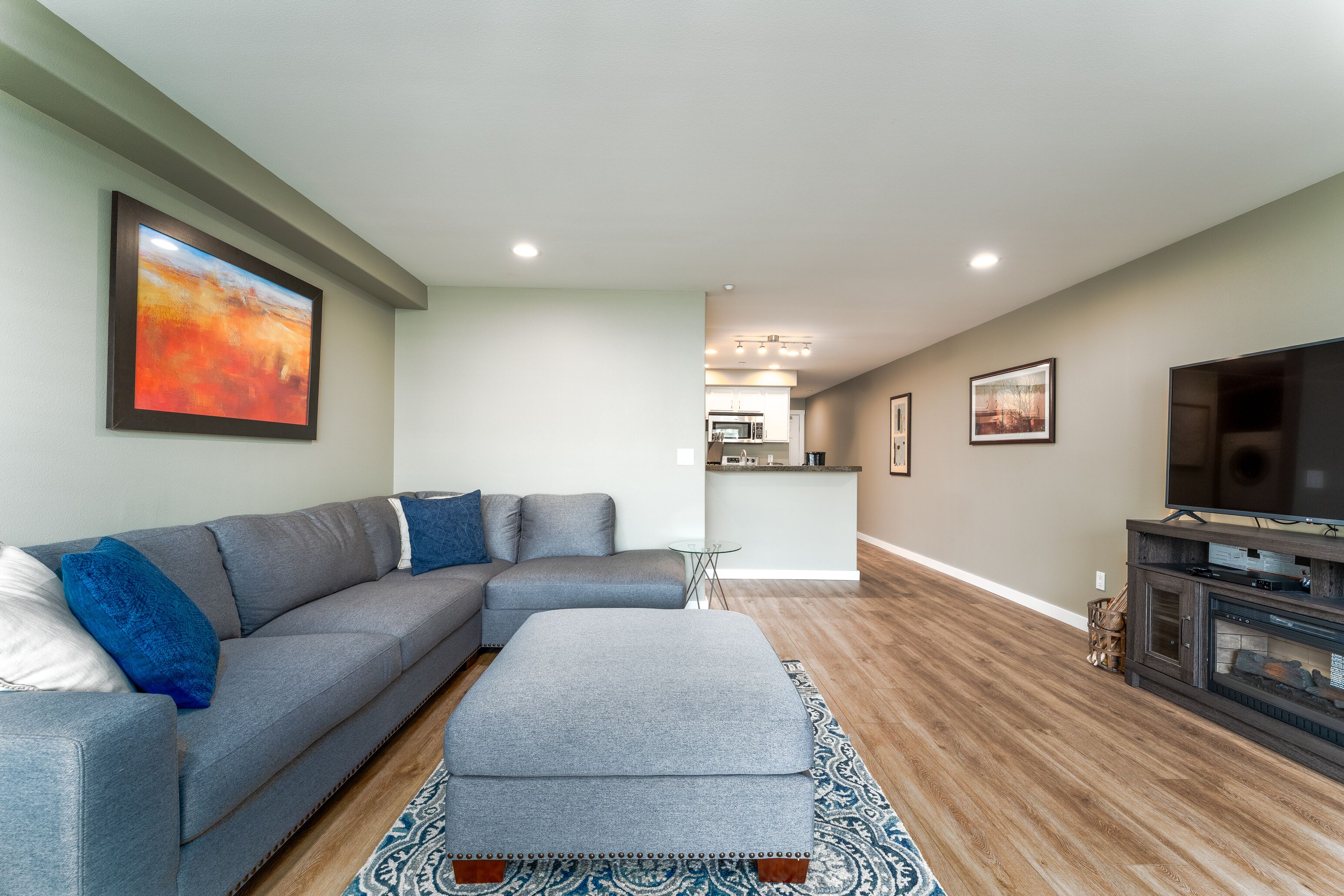 Grandview River View 616! Luxury Waterfront condo, sleeps up to 4!