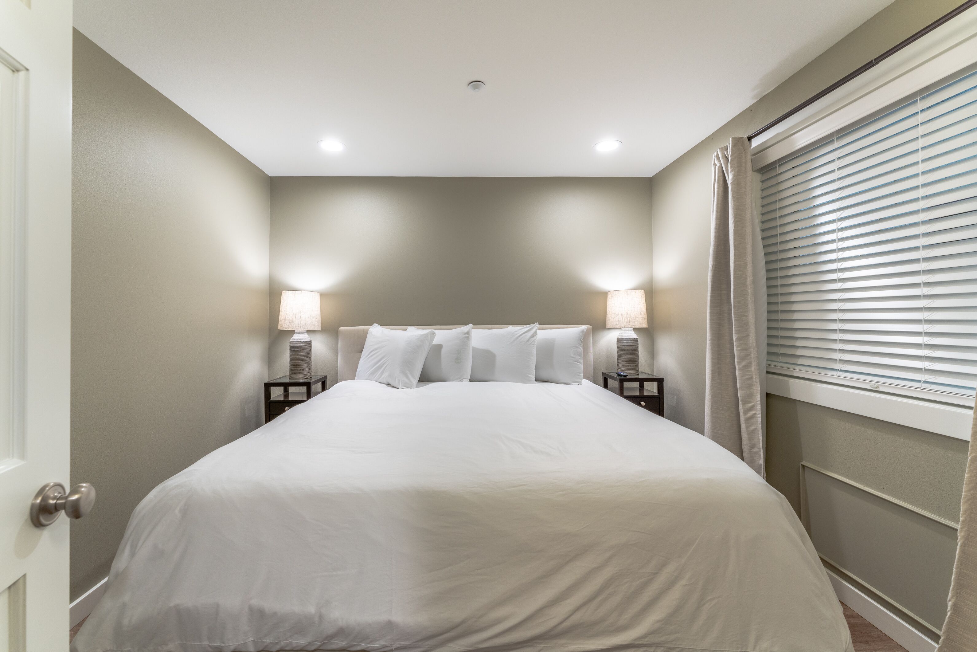 Grandview River View 616! Luxury Waterfront condo, sleeps up to 4!