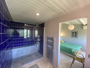 3 slaapkamers, een strijkplank/strijkijzer, reisbedje, gratis wifi