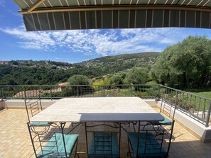 Outdoor dining - Villa au Calme Avec Piscine sur Proche Nice (Falicon)