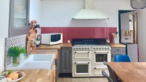 Kaffetrakter/tekoker, kjøleskap, mikrobølgeovn og ovn