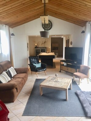 TV - House with patio 5 minutes from the beach (L'Épine)
