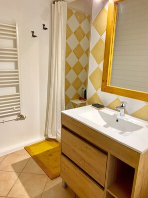 Shower - House with patio 5 minutes from the beach (L'Épine)