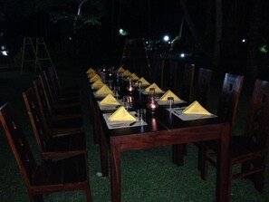Outdoor dining - Oreeka Hotel (Negombo)