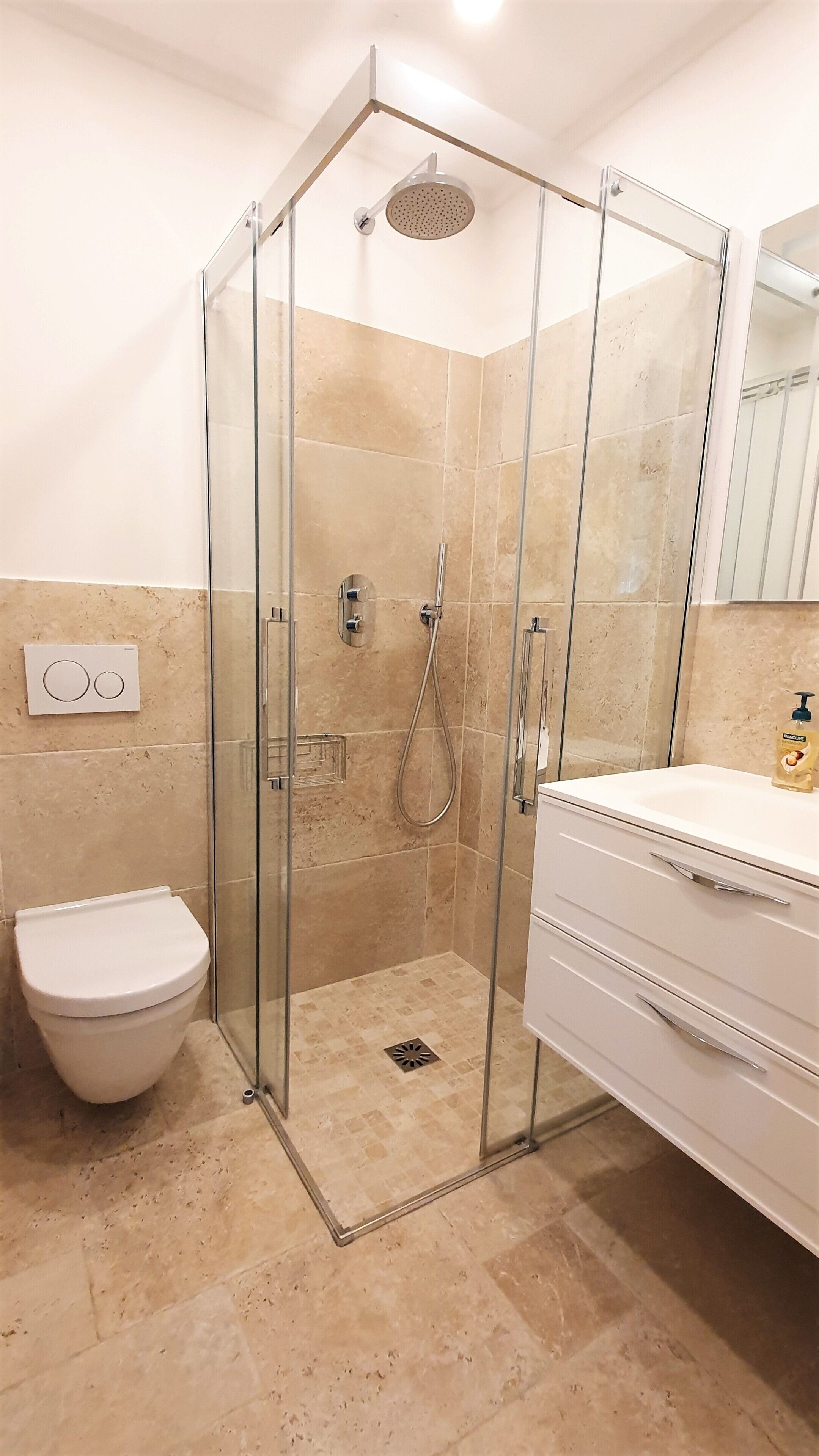 Douche, sèche-cheveux, serviettes fournies