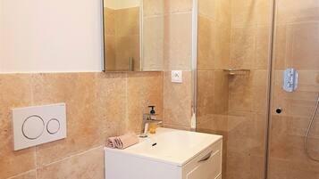 Douche, sèche-cheveux, serviettes fournies