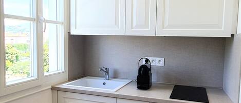 Kühlschrank, Ofen, Geschirrspüler, Wasserkocher mit Kaffee-/Teezubehör