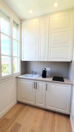 Réfrigérateur, four, lave-vaisselle, cafetiÚre/bouilloire