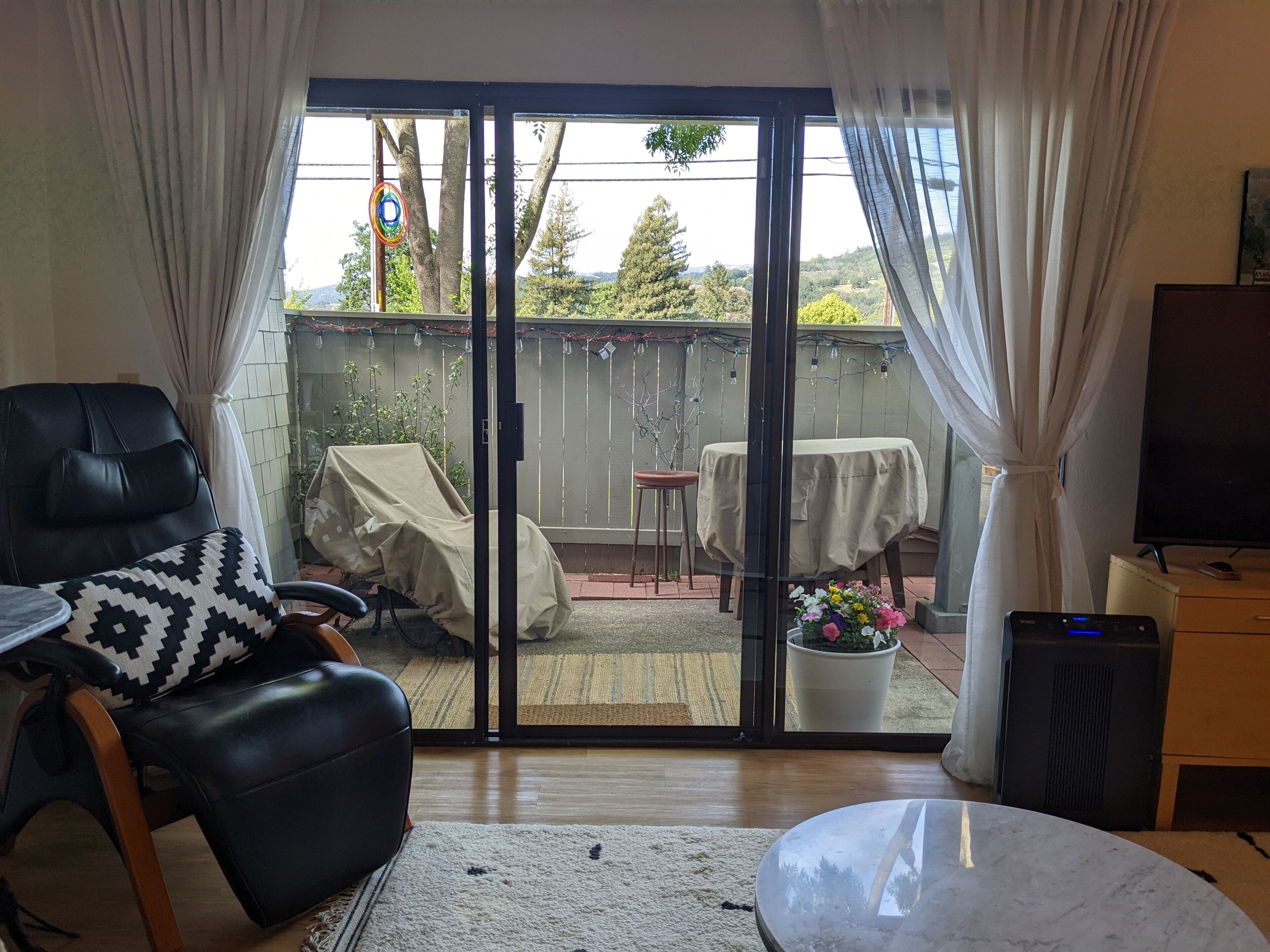 Easy access to Sonoma Town Square 4-5 blocks away.