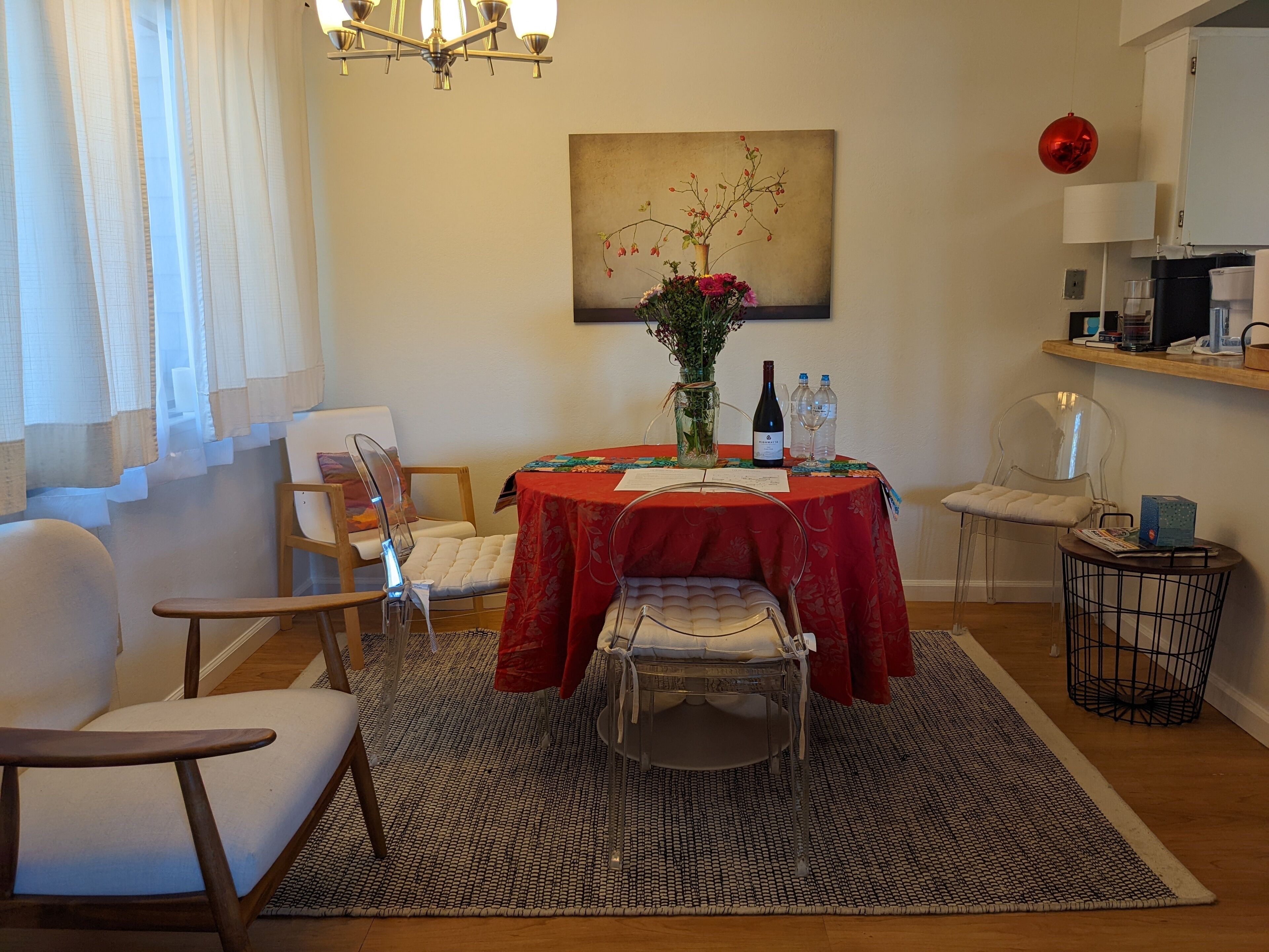 Easy access to Sonoma Town Square 4-5 blocks away.