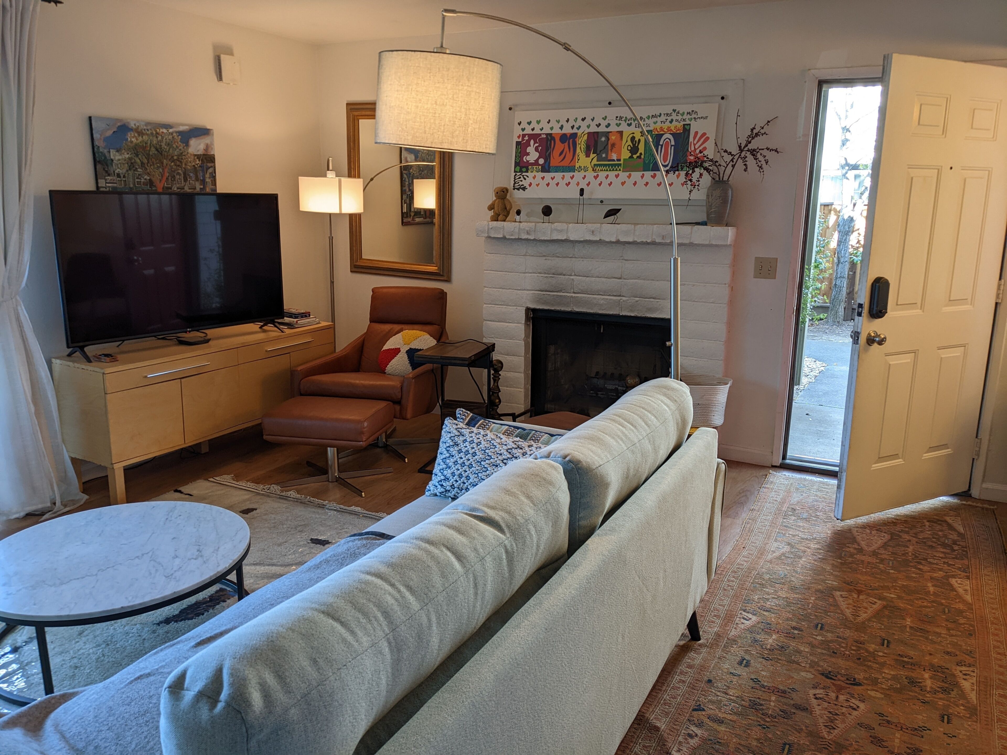 Easy access to Sonoma Town Square 4-5 blocks away.