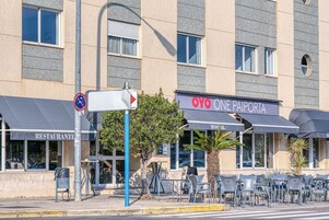 Un edificio con un restaurante llamado "OYO ONE PAIPORTA" y un letrero que indica que no hay estacionamiento.
