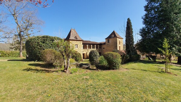 Exterior - A house of character (Puy-l'Évêque)