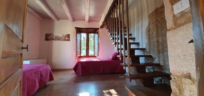 5 bedrooms, in-room safe, iron/ironing board, travel cot - A house of character (Puy-l'Évêque)