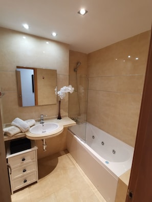Combined shower/tub, jetted tub, hair dryer, bidet - LUXURY APARTMENT DIRECTLY ON THE SEA WITH TERRACE AND POOL (Torrox)