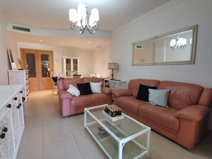 TV - LUXURY APARTMENT DIRECTLY ON THE SEA WITH TERRACE AND POOL (Torrox)