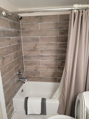 Douche, serviettes fournies, savon, papier toilette