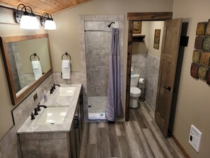 Bruser, hårtørrer, håndklæder, Toiletpapir