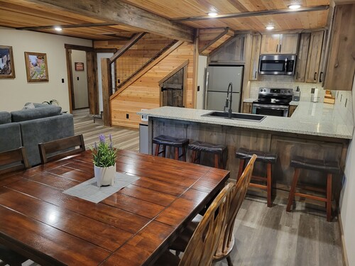 25 min to Yellowstone! Hot Tub! WiFi! Fire pit! BBQ Grill! Perfect get away!