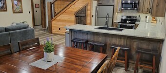 25 min to Yellowstone! Hot Tub! WiFi! Fire pit! BBQ Grill! Perfect get away!