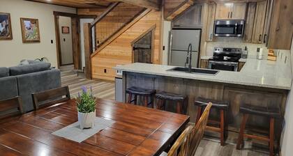 25 min to Yellowstone! Hot Tub! WiFi! Fire pit! BBQ Grill! Perfect get away!