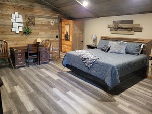 3 habitaciones, escritorio y tabla de planchar con plancha 