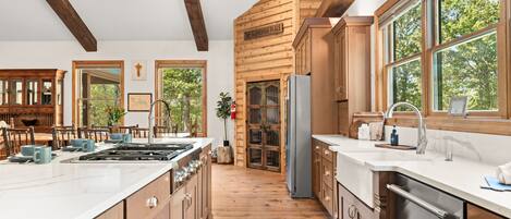 Una cocina amplia con armarios de madera, una isla grande y vistas al exterior.