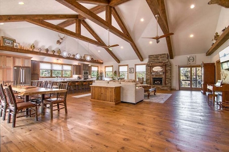 Interior. Private Home with Vaulted Ceilings, Gourmet Kitchen, Hot Tub, Car Charger & Community Pool