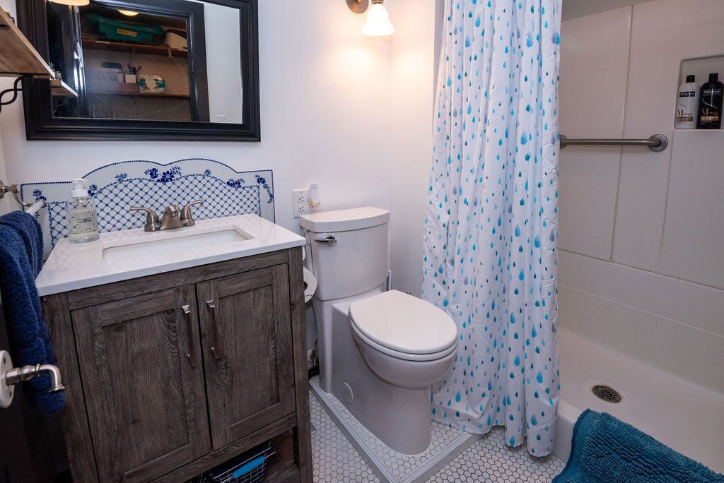 Ein Badezimmer mit Toilette, Waschbecken und Duschvorhang.
