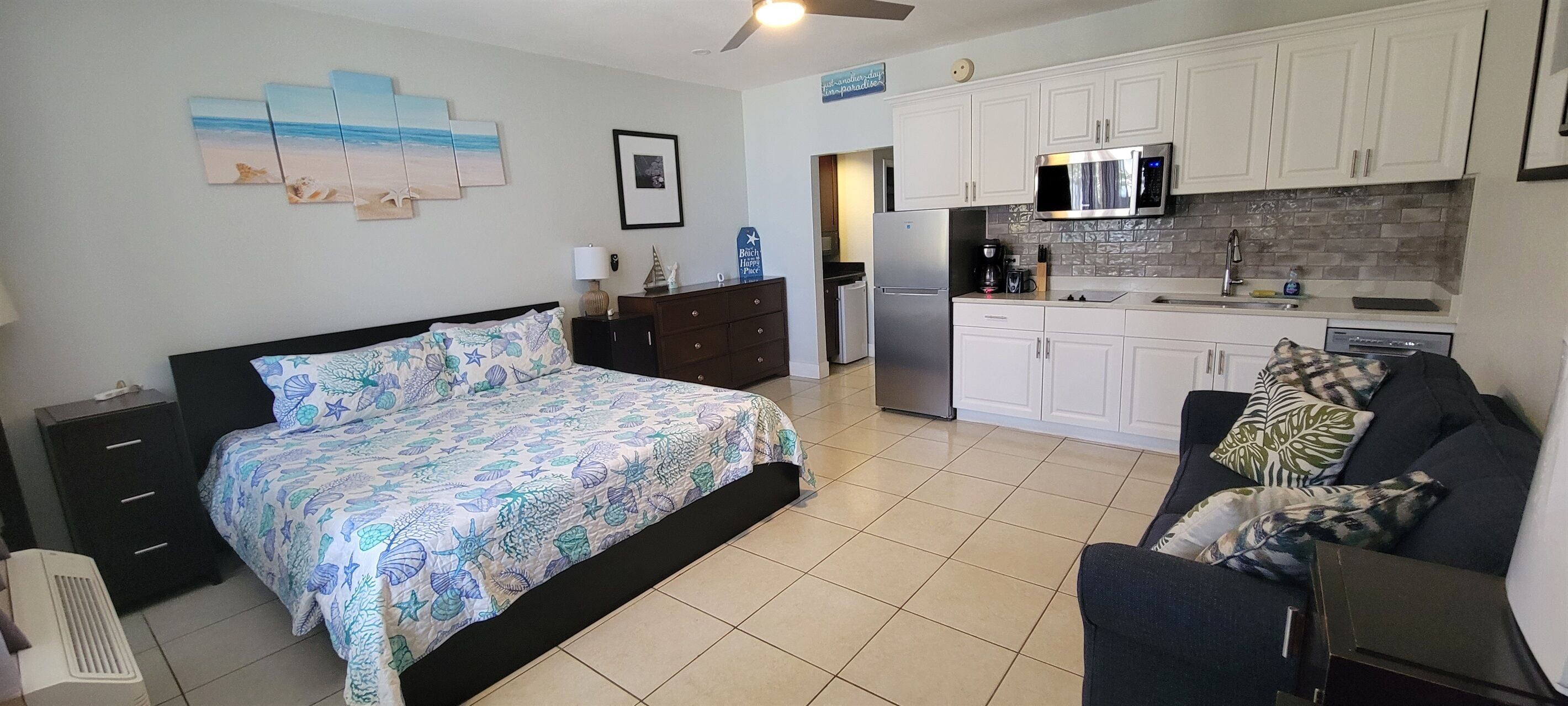 Dolphin, Studio 306, Beach steps away! Pool + WiFi