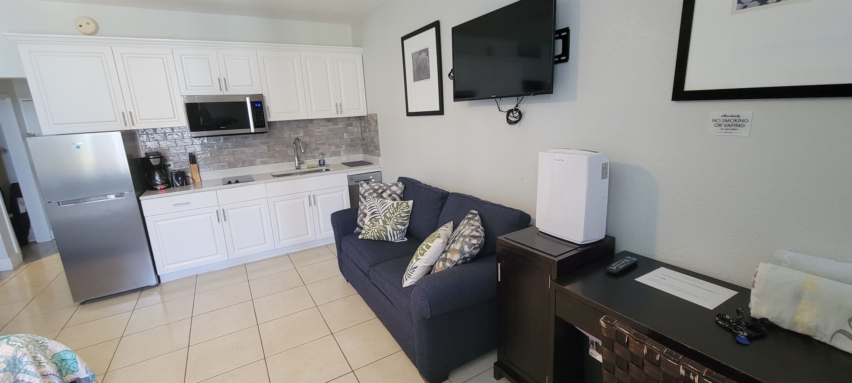 Dolphin, Studio 306, Beach steps away! Pool + WiFi