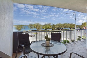 Outdoor dining - Sandy Shores Luxury Holiday Units (Sunshine Coast)