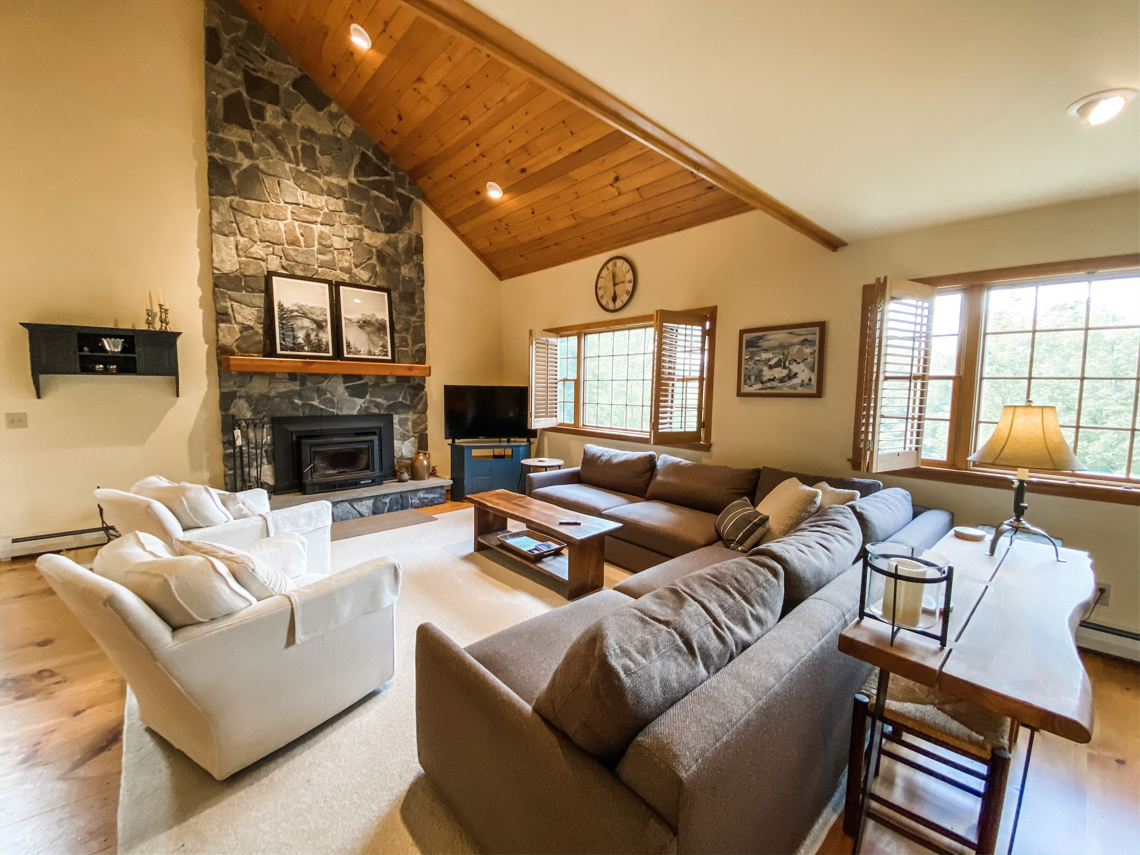 ★ Mountain Retreat, Cozy Elegance Near Mt. Snow ★