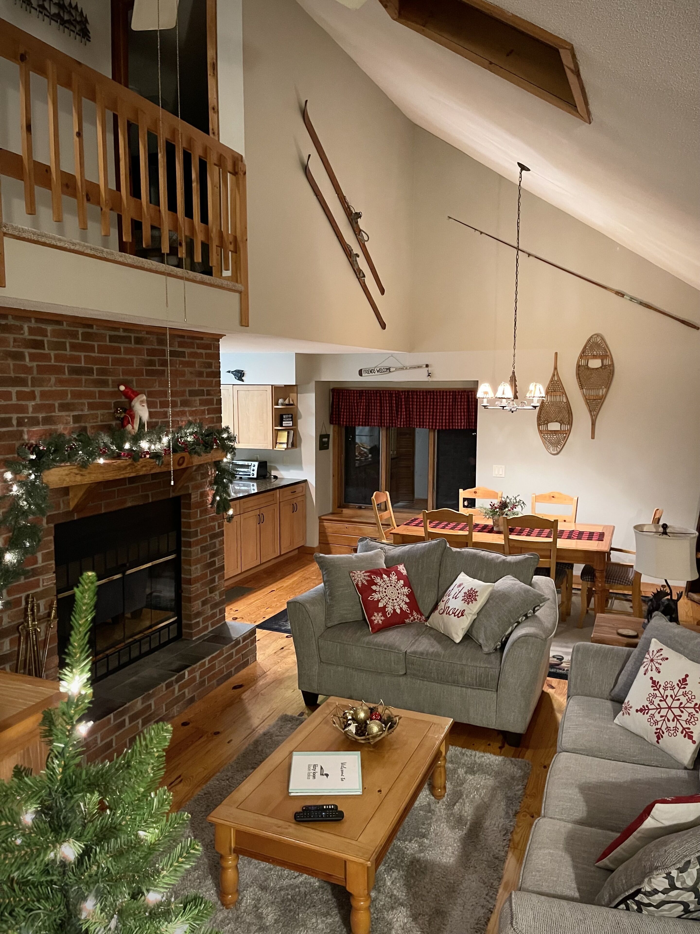 The Lazy Loon Ski House w. Fireplace & Outdoor Hot Tub. 15 mins to Gore Mountain