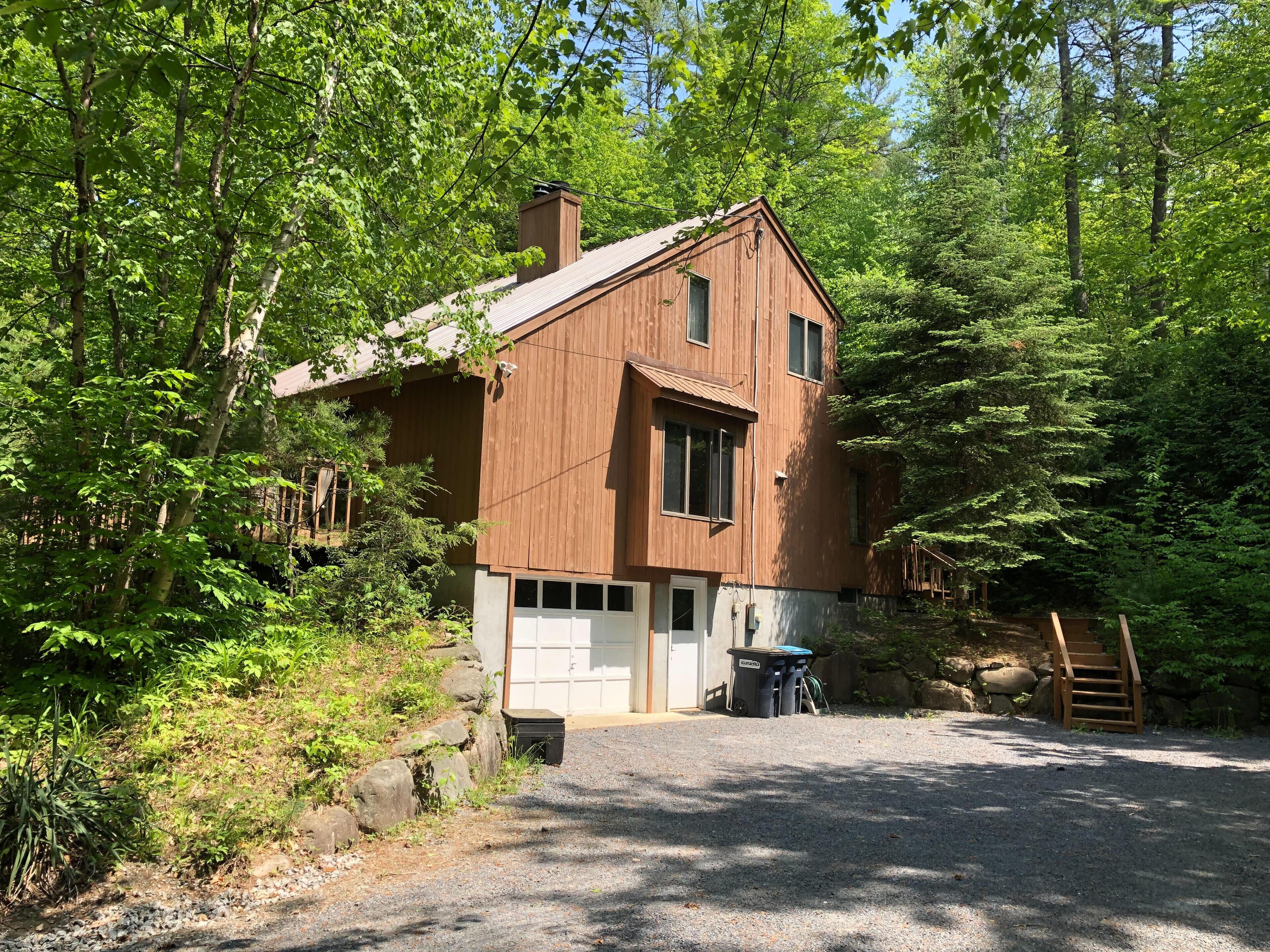 The Lazy Loon Ski House w. Fireplace & Outdoor Hot Tub. 15 mins to Gore Mountain