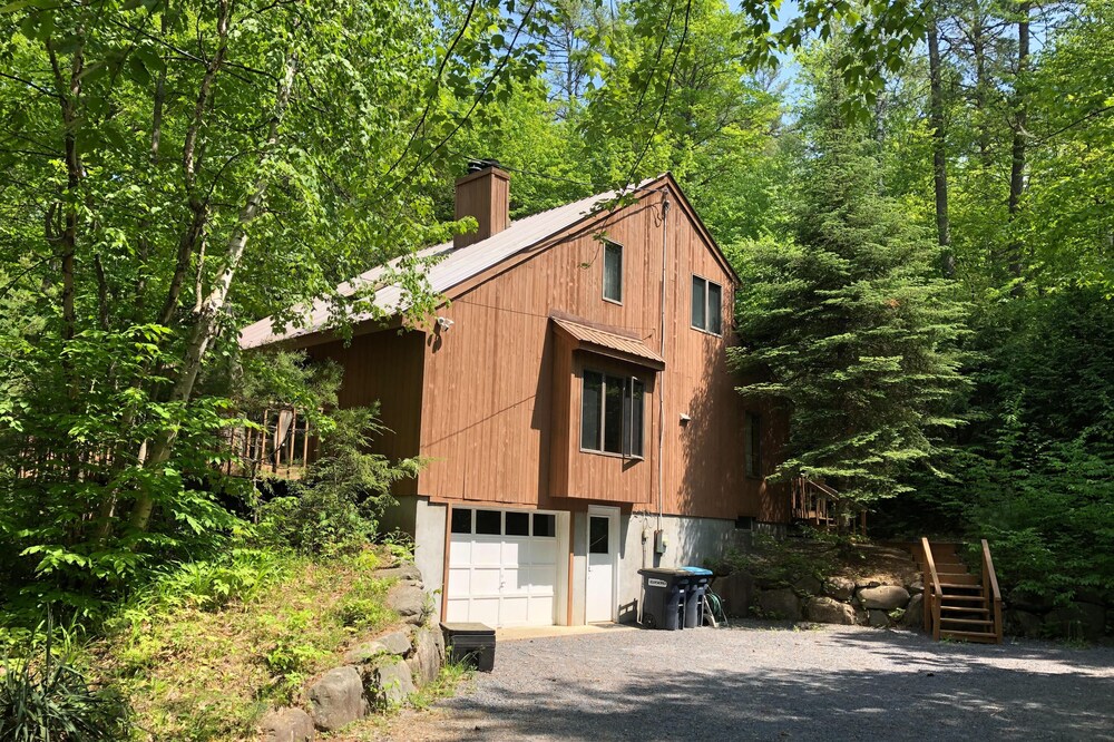 The Lazy Loon Ski House w. Fireplace & Outdoor Hot Tub. 15 mins to Gore Mountain