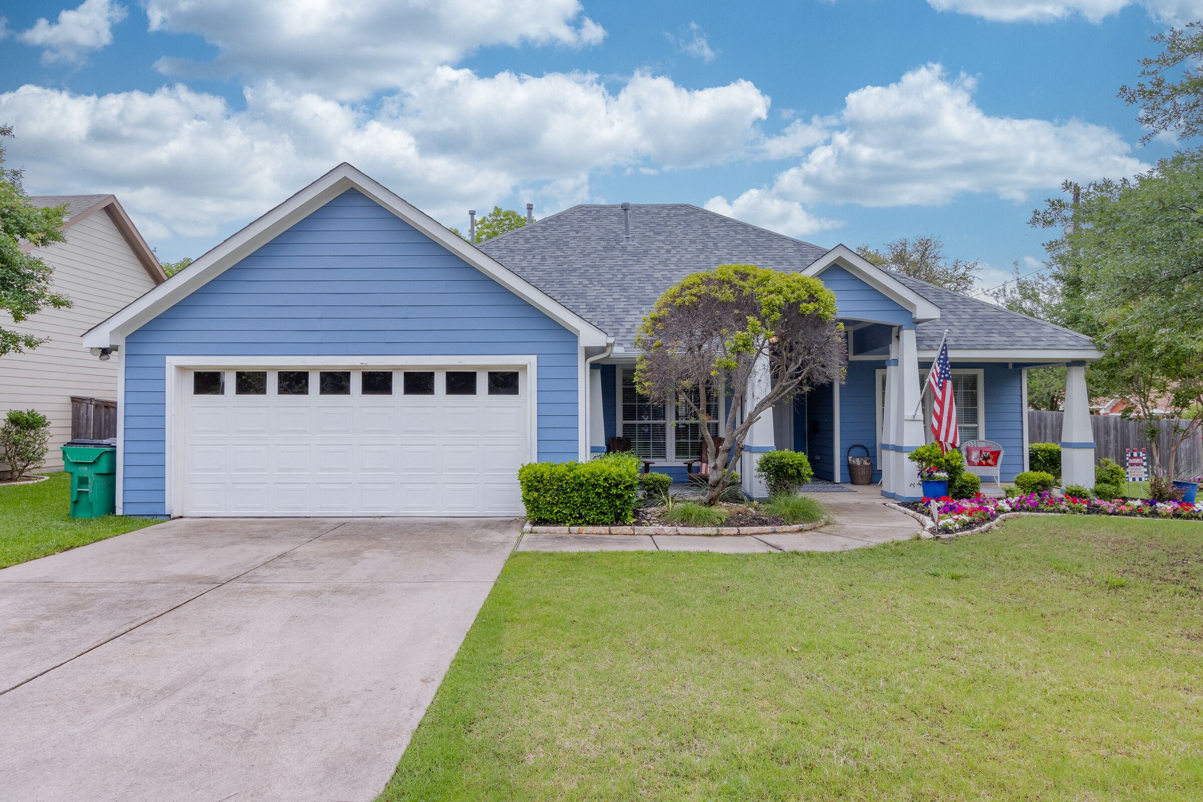 Beautiful Blue Craftsman style 3 bedroom 2 bath home near Historic District