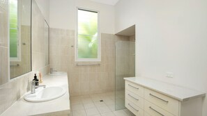 Baignoire, serviettes fournies, savon, shampoing