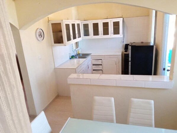 Refrigerador, microondas, horno y cafetera y tetera