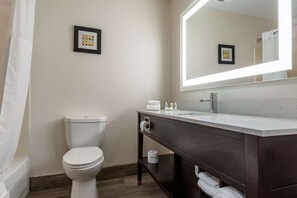 Bathroom - Comfort Inn & Suites Liverpool - Syracuse (Liverpool)