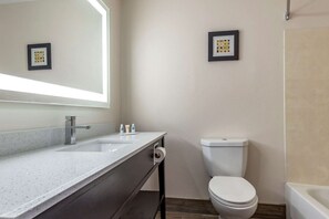 Bathroom - Comfort Inn & Suites Liverpool - Syracuse (Liverpool)