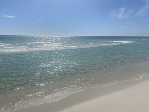 Une plage à l’eau claire et au rivage sablonneux.