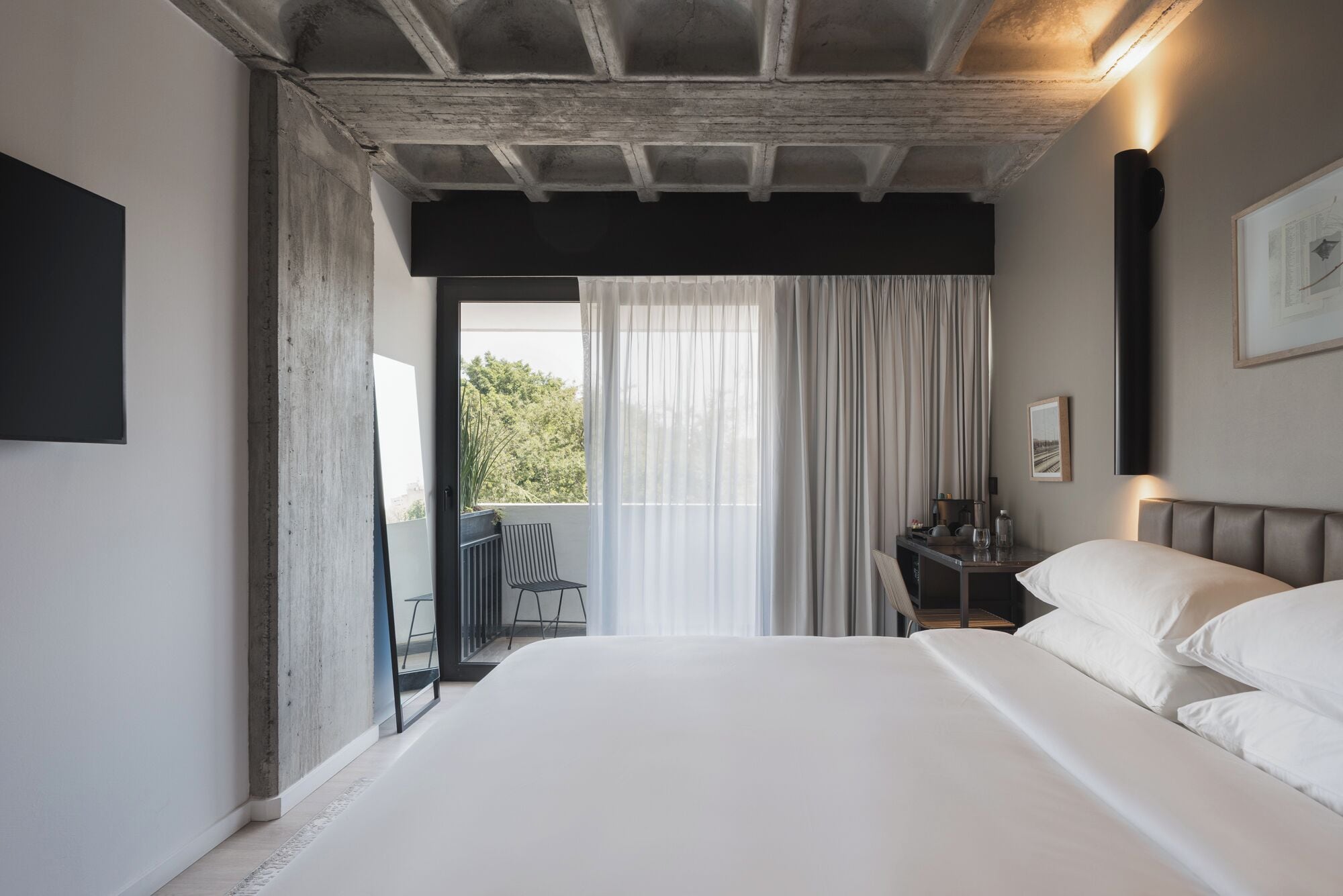 Minibar, caja de seguridad en la habitación y escritorio 