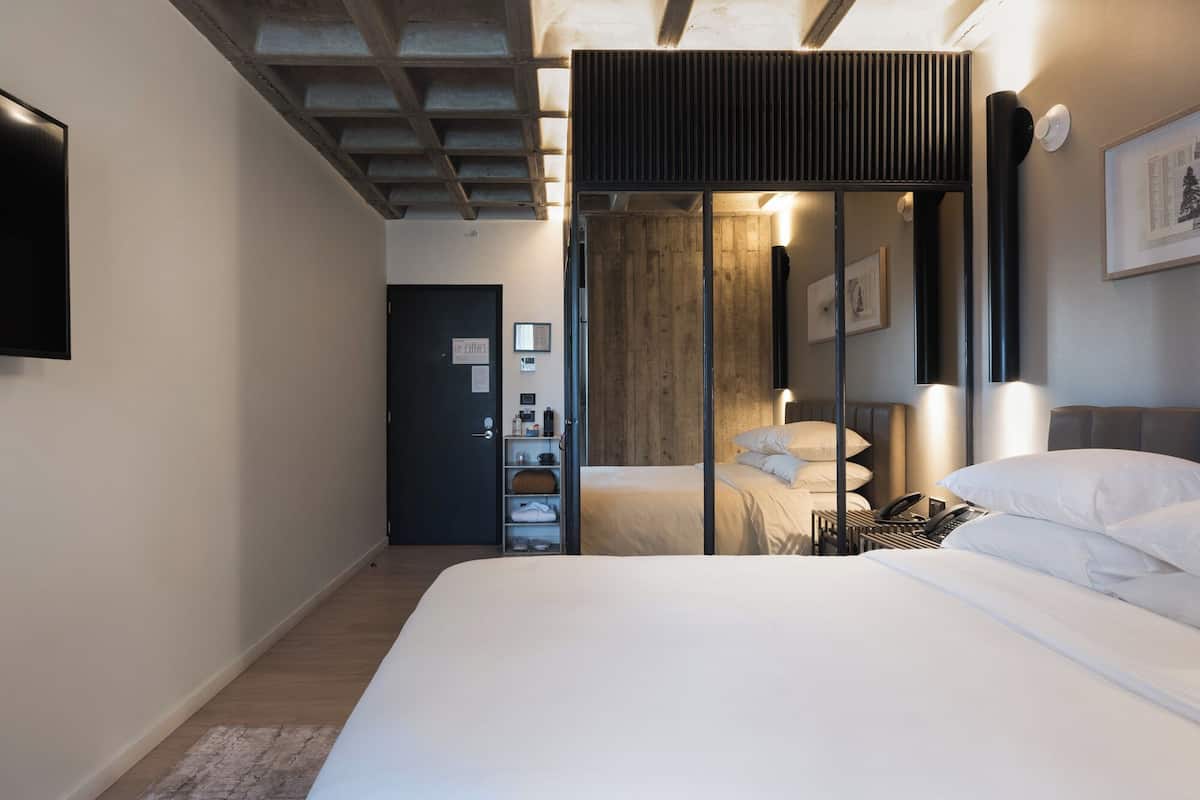 Minibar, caja de seguridad en la habitación y escritorio