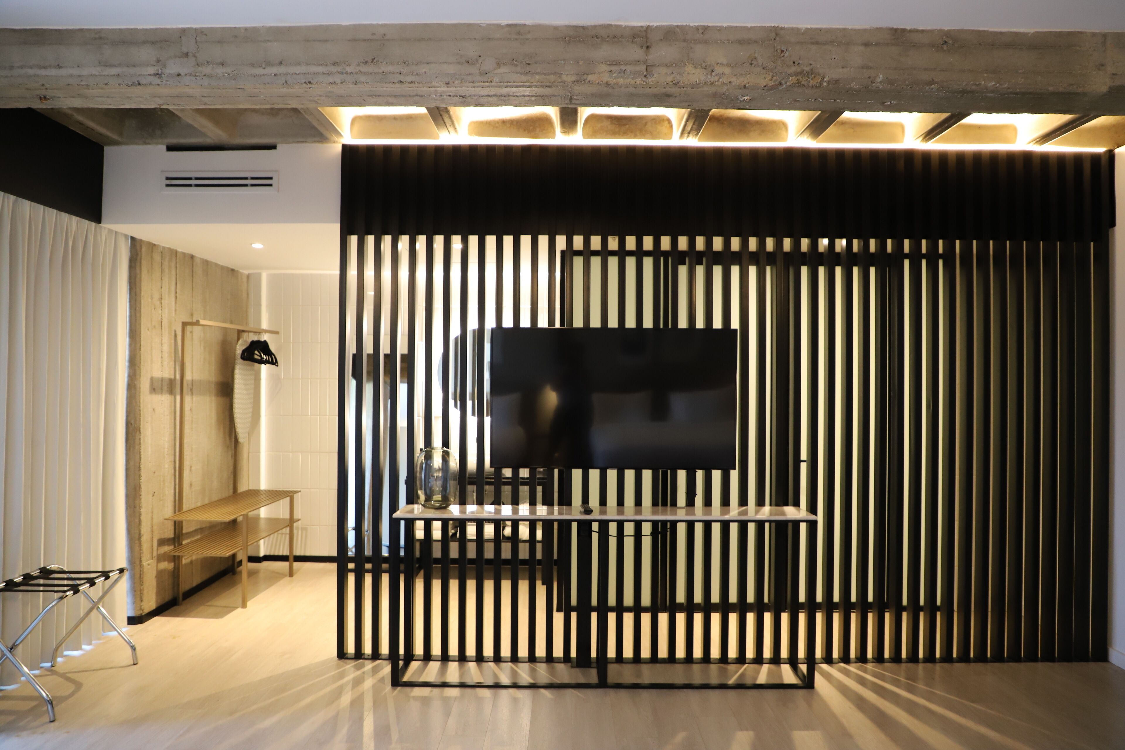 Minibar, caja de seguridad en la habitación y escritorio 