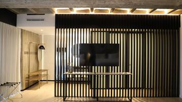 Double Suite | Minibar, in-room safe, desk, laptop workspace